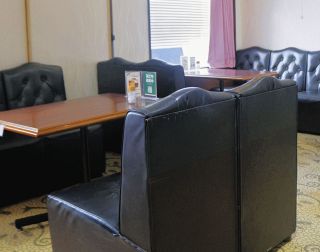 レトロな雰囲気が漂うソファやテーブル＝瑞浪市一色町の喫茶ポエムで