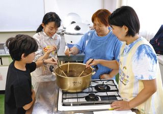 味わい深い「たまり染め」　武豊・みそ蔵のかすを煮出す