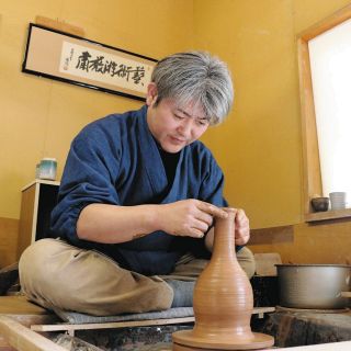 ＜スポットライト　ひと＞「高遠焼」作陶や日常使いを　白山登窯の窯主・浦野真吾さん＝伊那市