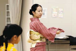 夢は指導者、踊る楽しさ伝えたい　旭野高2年の西川莞奈さん、日舞の親子教室でサポート
