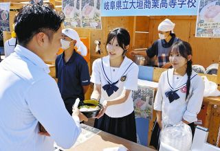 大垣商高生開発のラーメンが大好評　大垣駅南街区広場で販売、「課題研究」の一環