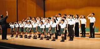 結成25周年を記念、新制服を着て歌う　中津川少年少女合唱団