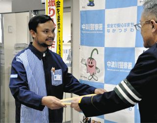 「イーロン・マスクに会うため」高齢女性がギフト券５万円　詐欺防いだネパール人コンビニ店員に感謝状