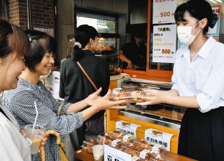 ピンクバーガー通じ乳がんの早期発見を啓発　中津高生が考案