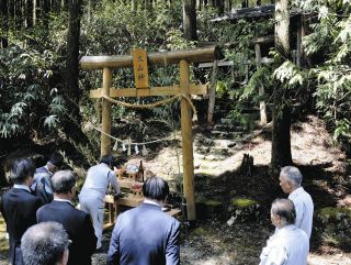 玉串を奉納して無事を願う関係者＝中津川市加子母の大山神神社で