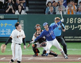巨人】前監督の高橋由伸さんが始球式に登場 侍ジャパンのユニホーム姿
