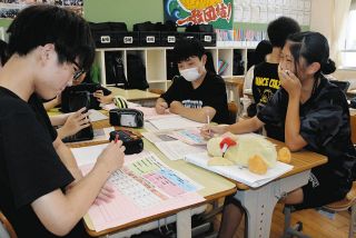 一身田中学校1年生が考える地場産新商品　11月の販売へ津市内6社が協力