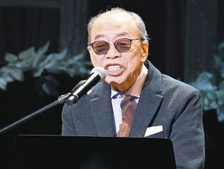 ドラマ「俺たちの旅」放送から51年を記念したコンサートで、熱唱する小椋佳