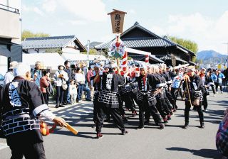 風情ある街並みに「木遣」響く　各務原で中山道鵜沼宿まつり
