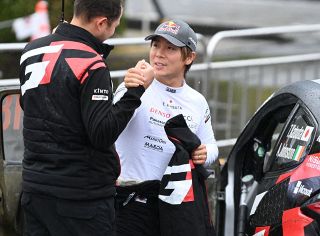 無念の勝田貴元…総合4位で迎えた最終ステージで転倒、クルマを押して