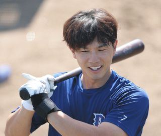 「え～、ご一緒したい」中日・福永裕基、バット→ラケット持ちかえた一枚にファン歓喜、「なんか似合う♥」「口元がぽっかりと　ゆるゆる．．．」