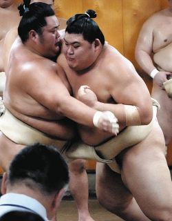 大相撲　美ノ海関の反物 幕内初の沖縄出身対決は美ノ海に軍配 経験の差で圧倒、嘉陽を