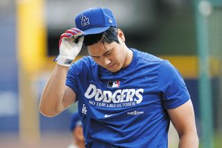 ◇水原一平通訳、大谷翔平の隣でパーカー姿【写真】：中日スポーツ