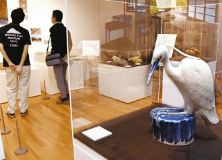 藤井作の藤焼や、山内が手がけたと思われるタイルなどが並ぶ会場＝多治見市笠原町で