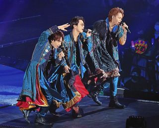 １５周年記念ライブで熱唱する（左から）中丸雄一、亀梨和也、上田竜也