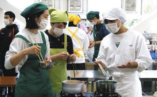 体づくりに必要な食生活学ぶ　女子バレー・ヴィアティン選手に三重短大生ら指導