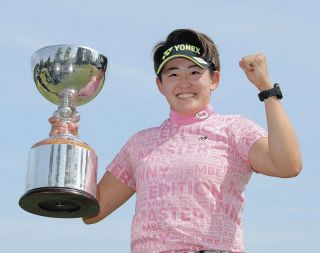 女子ゴルフ・岩井明愛、通算15アンダー大会レコードで逆転今季初V　妹・千怜は2勝「焦りはちょっとありましたね」