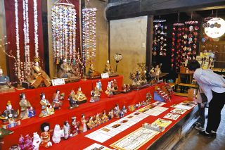 時代越えたひな人形とつるし飾り　瑞浪の中山道案内所で展示
