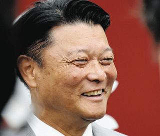 ヤクルト】小川泰弘が母校・創価大で始動 セ3連覇へ…色紙には「感」の