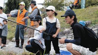 ニジマス「引き上げるときが一番重かった」　飯田市で親子向け釣り体験会