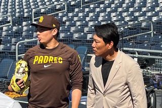 侍ジャパン井端弘和監督、パドレス本拠地を訪問…試合前、グラウンドで松井裕樹と談笑