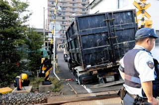 名鉄瀬戸線尾張旭駅ー尾張瀬戸駅間で一時運転見合わせ　踏切通過中のトラックが道路陥没で立ち往生