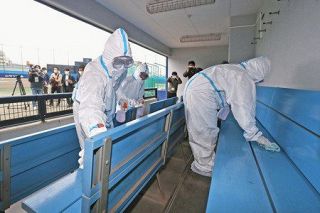 ナゴヤ球場を消毒 コロナ感染予防対策即実行 防護服身につけ毎日作業続ける
