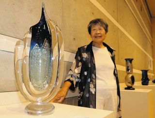 「小林のブルー」ガラス作品に見とれて　知立出身の作家遺作展