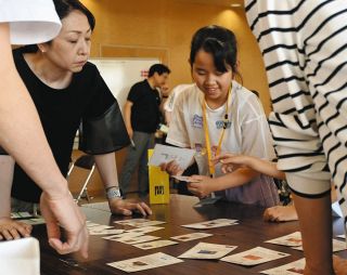 お金が増えても暮らしが悪くなる、なんで？　三重県津市で児童と保護者らカードゲームでSDGs学ぶ