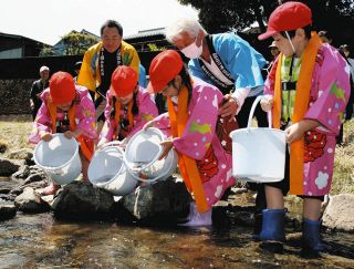 大きくなって帰ってきてね　津・八手俣川で美杉小児童が稚アユ放流