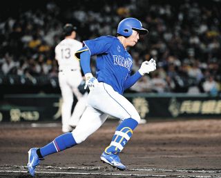 中日・上林誠知、ピンク！！ リストバンド・マスコットバット