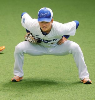 中日・高橋宏斗は白のポロシャツ姿で笑顔 細川らはスーツでビシっと