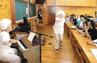 「みんなの学校」での歌とダンス、展示に来場者ワクワク　下呂アートディスカバリー