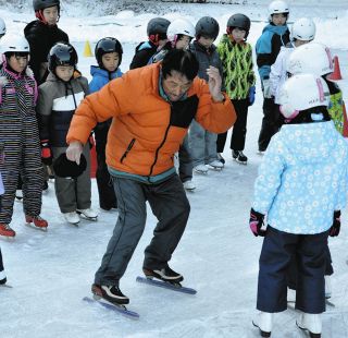 凍った池でスケート授業　中津川・川上小で中京高コーチの光岡さんが手ほどき