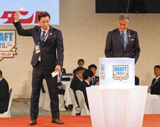 「どうなってんねん」ドラフト会議、”外れ1位”巡る中継ハプニングに困惑の声「中継せずCM」「重複したのに…」指名選手も驚く事態に