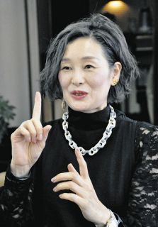 「大人の女性がときめく話を書きたかった」と話す宮崎さん＝中津川市で