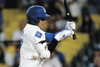 ドジャース、バレンズエラさんを追悼、「34」のワッペンをつけ