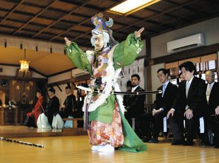 厳かに舞楽「貴徳」奉納　結城神社で例祭
