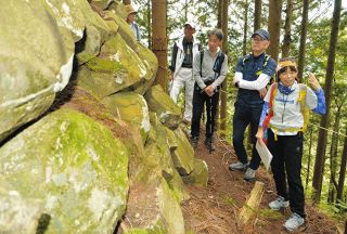 新人ガイドが遺構案内　飛騨市・古川城跡と小島城跡を紹介