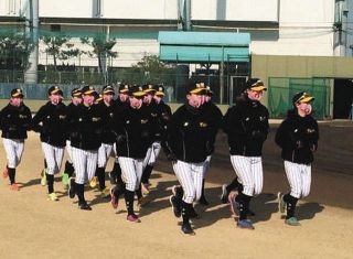「阪神タイガースWomen」初の全体練習、三浦伊織主将が縦じまユニに初めて袖通し「いよいよ始まった」