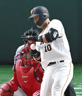 【巨人】中田翔ヒヤリ、左手甲に死球受け交代　中日戦は当日の様子見て出場を判断