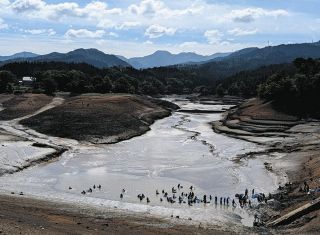 桜ケ池「全く違う景色」、富山県南砺市で25年ぶり「かいぼり」　水を抜いて池の底を天日干し
