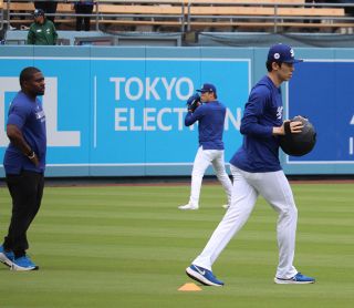 【送料無料/即納】  ロッテ】今年もプロフェッショナルガムを選手に提供 中村奨吾 スポーツ選手
