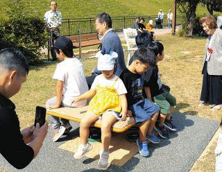 障害者や小さい子も楽しく　松阪市・ベルファームの「インクルーシブ遊具」9基に