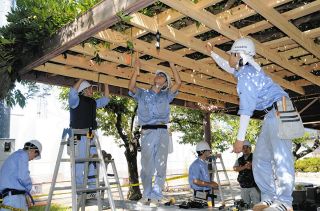 技能生かし公園の藤棚を取り替え　長野県松本市の県技術専門校生が奉仕