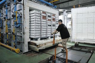 1500ページ超、美濃焼の本を発行へ　多治見でデザイナーが企画提案