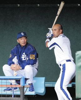 ベンチの中で落合監督から指導を受ける和田（右）＝2010年2月3日