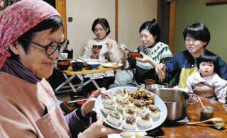 クルミを使ったペースト紹介　伊那の農家民宿で「なからごはん講座」