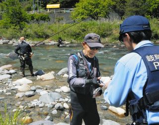付知川でアユ釣り解禁　中津川署、水難事故に「注意を」