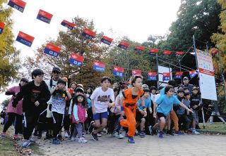 仮装姿で駆けだす　名古屋・平和公園で家族ジョギング・ウオーキング